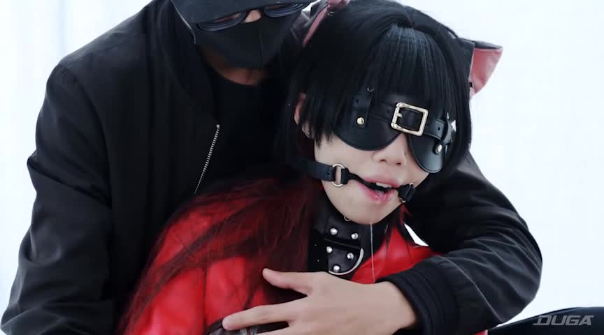 ギャグボールを咬まされ制裁に耐えるゼ●ゼロのジェ●ン