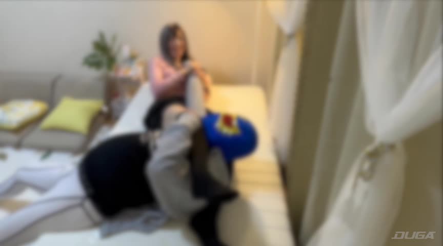 幼馴染と飲みに行ったら酔ってダル絡みされて電気アンマ