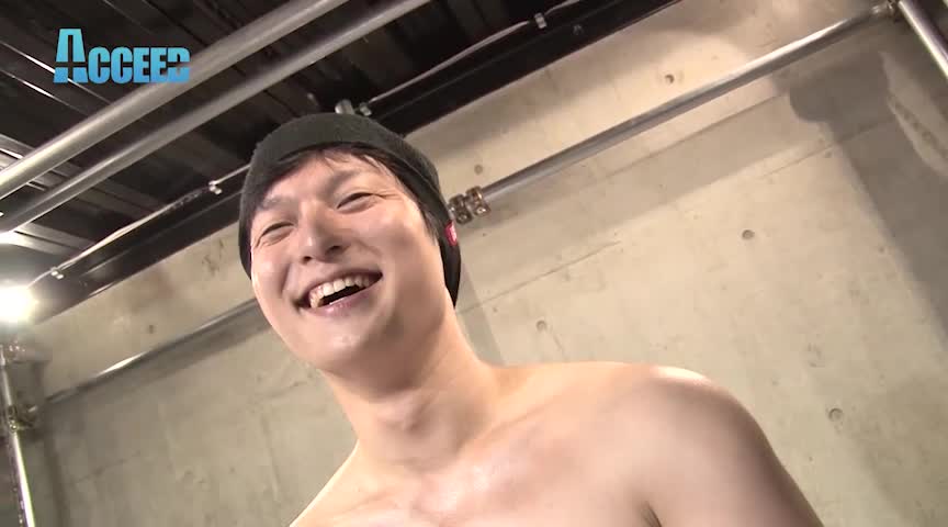 AV男優・左慈半造の全裸ダンス＆筋トレ