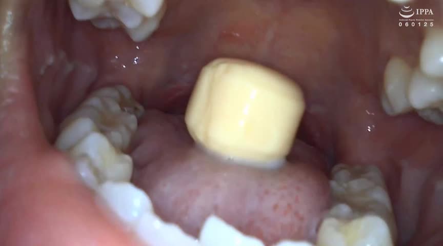 激カワ美女の飴舐めしている時の口内観察！ことね サンプル画像1
