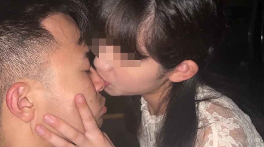 No.08 人目を気にせず座り込みんで舐め時々噛みつき。