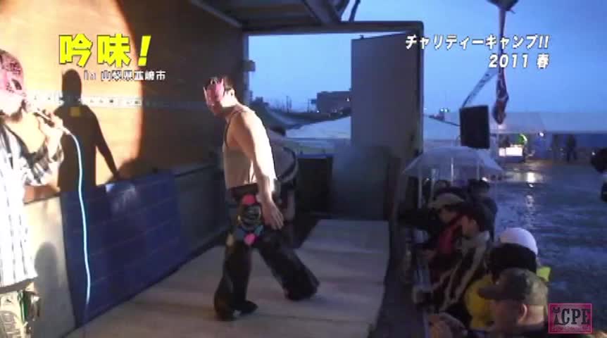 大雨の野外キャットプロレス