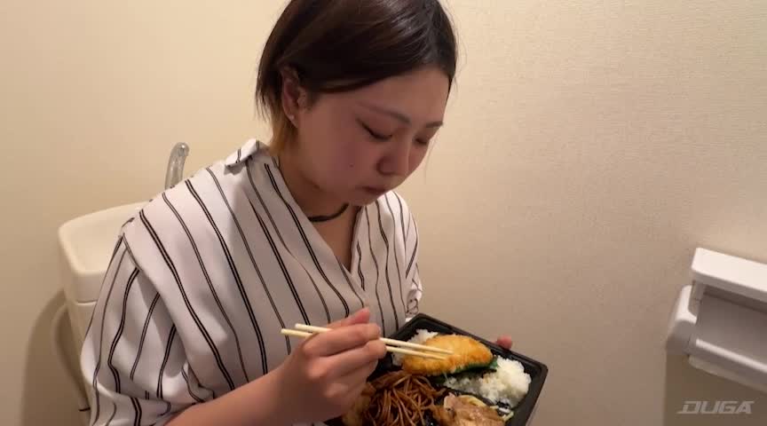 大学生Yちゃんのトイレで早弁