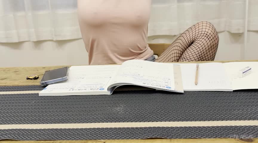 はんなちゃんノーブラで勉強（顔出しなし）