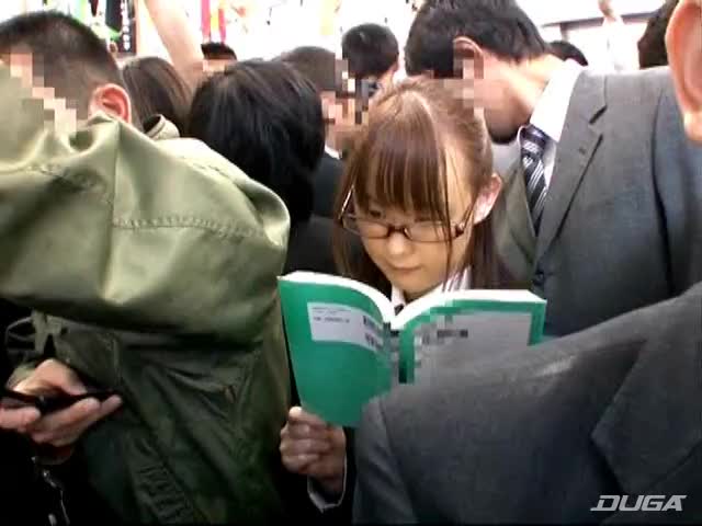 集団痴○されている女子○生が視線を送ってきたら1