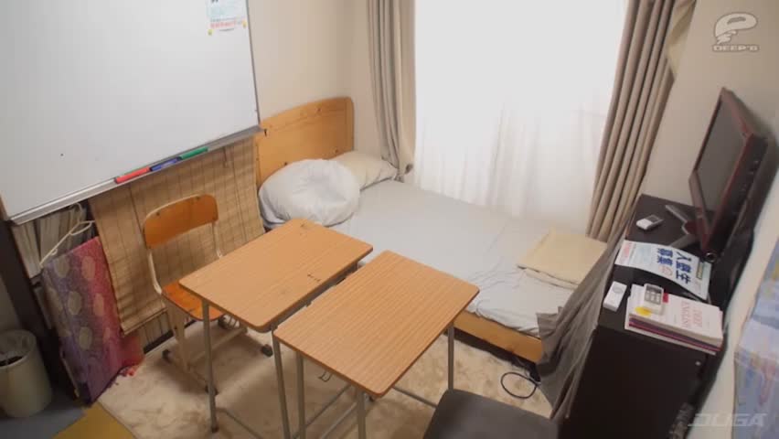 自宅に招いた人妻のブルマ尻に興奮し思わず即ハメ！