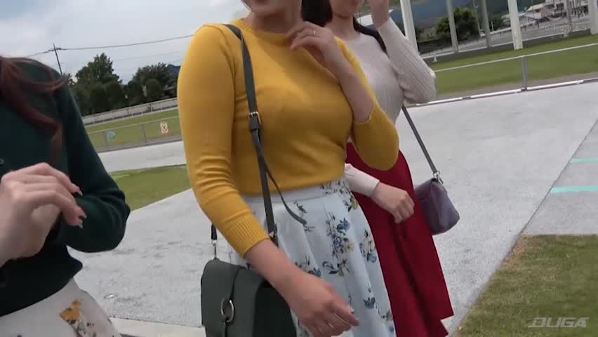巨乳ママ友3人組が童貞くんとタオル一枚で相席混浴