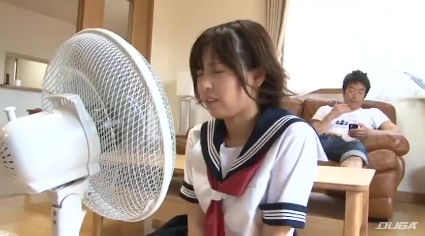 パンツに扇風機を当てている制服姿を見ていたら…3