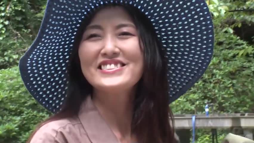 野外で発情する、どすけべ人妻