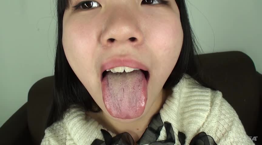素人娘かなこちゃんの舌・口内自撮り