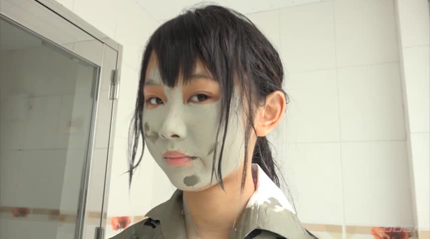 就活帰りに全身泥エステ