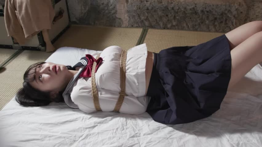 蔵の中で緊○調○される女子○生 琥珀やや