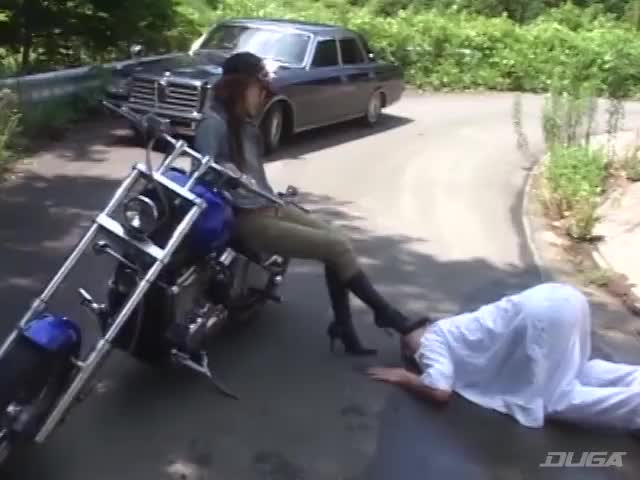 バイクとブーツで徹底的に懲らしめるバイカー女王様