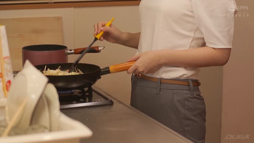 年下の女上司の部屋へ出張して不倫生活で癒されています