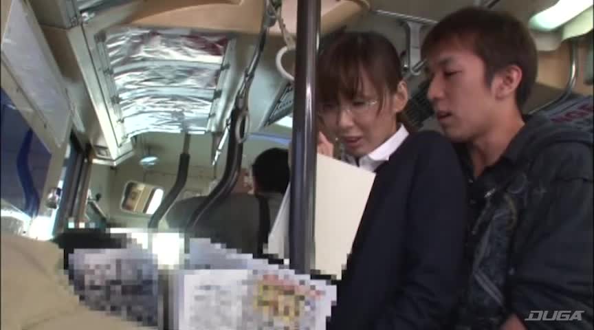 優先席付近で熟女を猥褻する2
