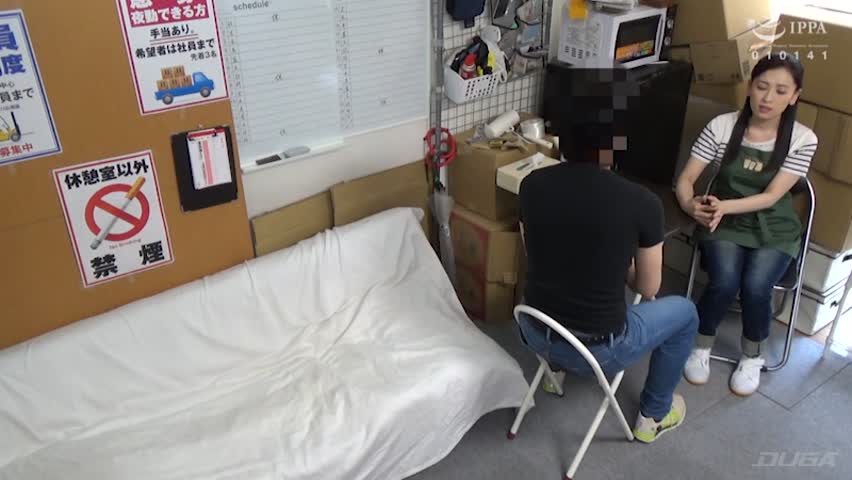 ヤリ部屋になっているバイト先の休憩室15