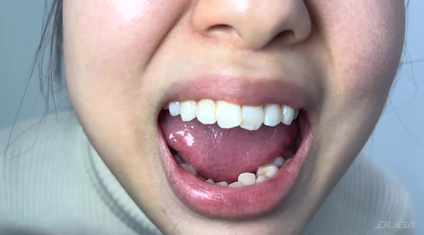 唾液たっぷりかりなちゃんの口内観察