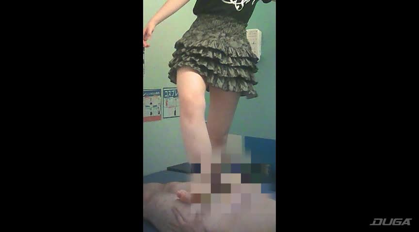 M男を踏んで乳首舐め手コキをしてもらいました…。