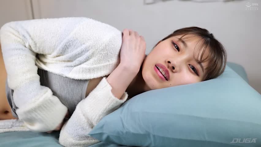 隣で添い寝しながら囁きオナニーをする女の顔