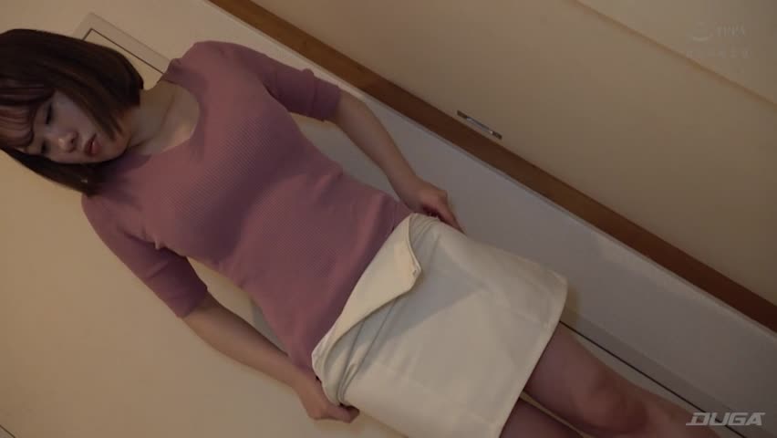 大胆な姿でボディークリームを塗る美乳巨乳のお姉さん達