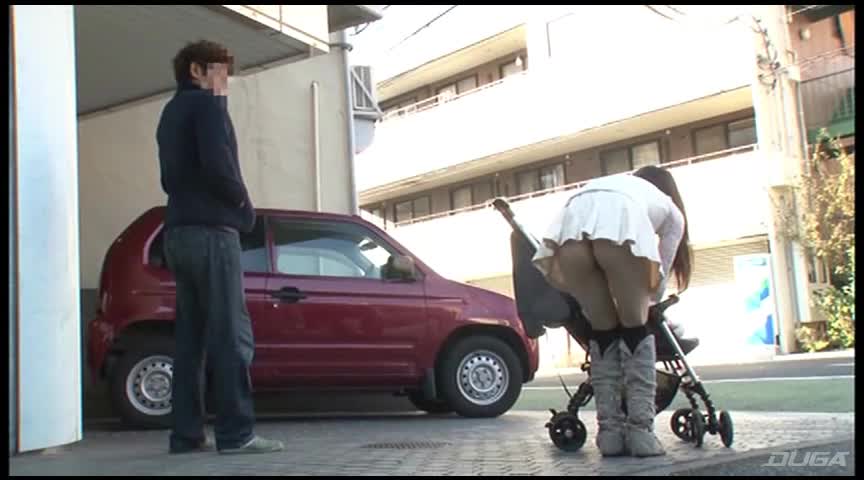 若妻のパンチラを押し倒してTバックの脇から挿入したら