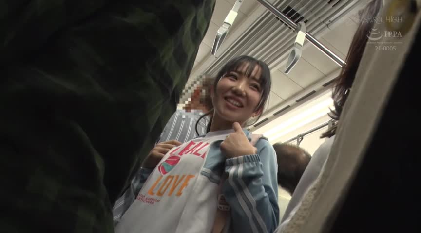 通学電車で突然ジャージをずり下げられるスポーツ女子