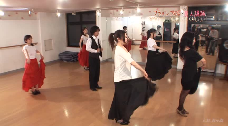 フラメンコ教室の美人講師と激しい騎乗位SEXがしたい
