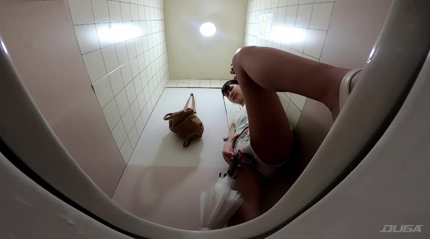 公衆トイレで発情する女 放尿オナニー覗き撮り vol.7