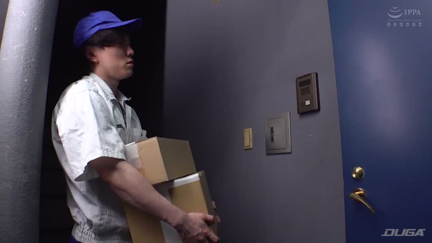 配達先の巨乳人妻を玄関先で即○○○