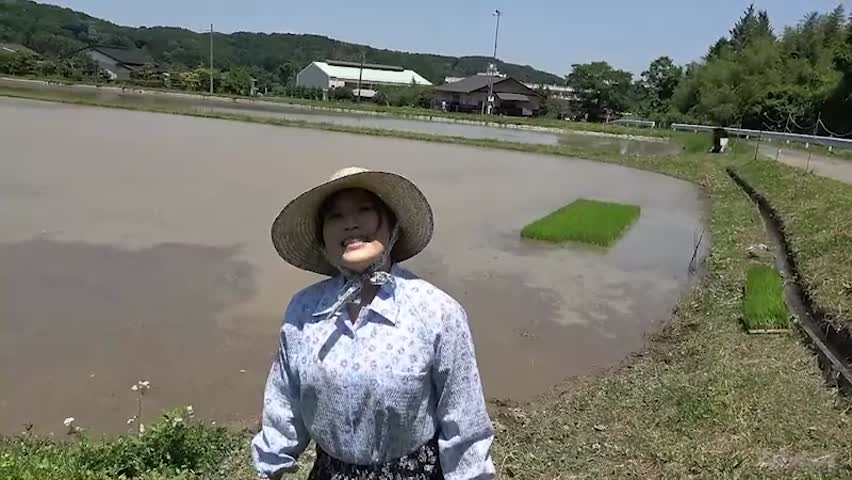 奥秩父で田植えをする稲作農家の巨乳嫁 岸和水