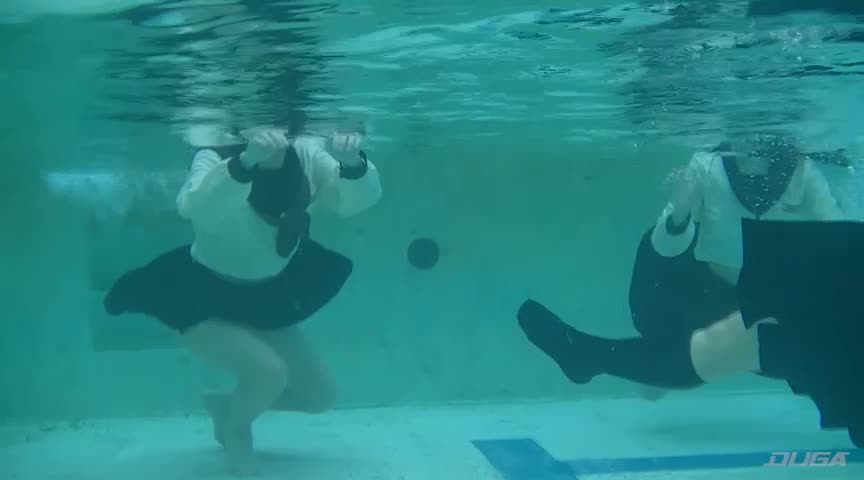 三つ巴の水中遊泳