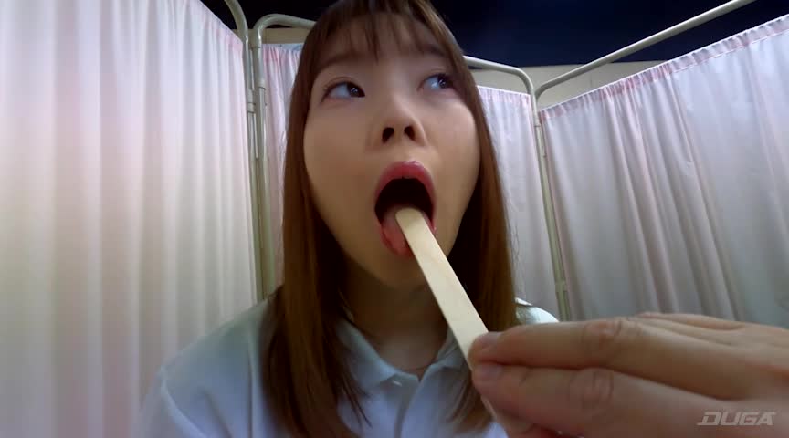 内科検診 美乳Dカップが触診され身をよじる