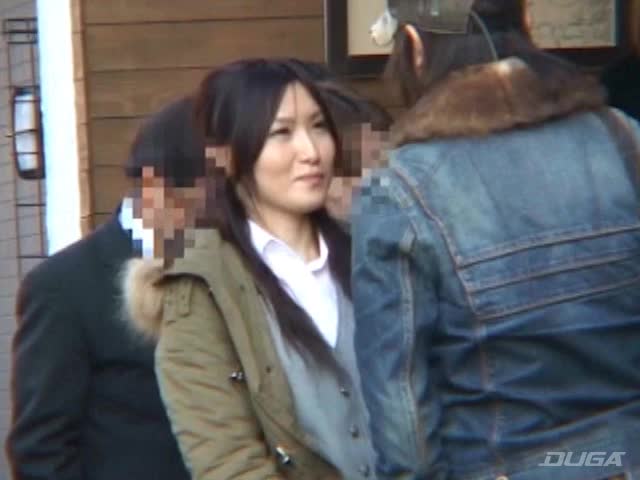 丸ノ内OLを人気ランチ店の行列に並ばせて大失禁