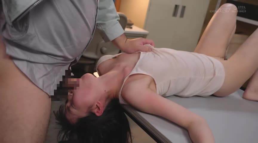 ノーパンノーブラの無防備な格好でゴミ出しする若い女