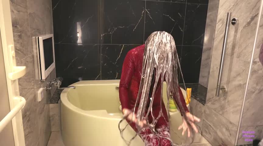 シャンプーを含んだ濡れ髪が、鞭の如く撓る