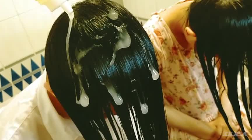 仲良しスーパーロングヘア姉妹の相互シャンプー初体験1